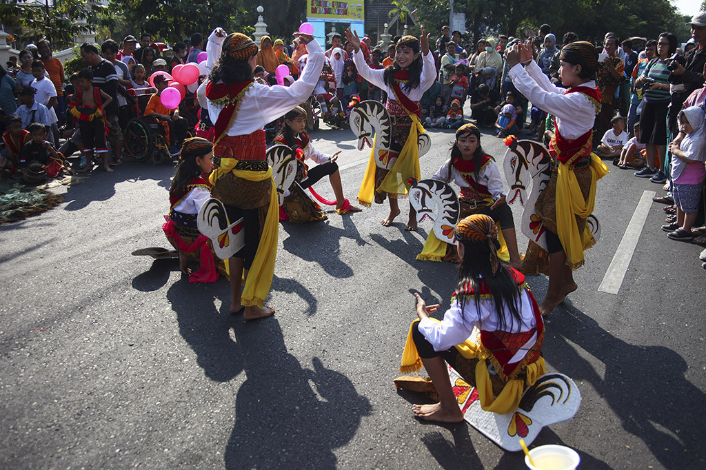 Pemain reog bocah menghibur pengunjung saat memperingati Hari Anak Nasional di Solo, Jawa Tengah. Peringatan tersebut juga diisi berbagai pentas seni dan perlombaan untuk menghibur dan mengapresiasi kemampuan kreativitas anak-anak Indonesia. Antara Foto/Maulana Surya