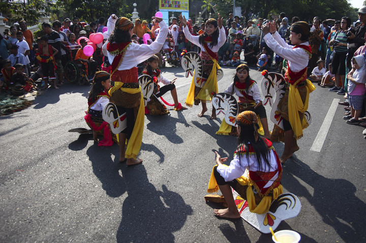 Pemain reog bocah menghibur pengunjung saat memperingati Hari Anak Nasional di Solo, Jawa Tengah. Peringatan tersebut juga diisi berbagai pentas seni dan perlombaan untuk menghibur dan mengapresiasi kemampuan kreativitas anak-anak Indonesia. Antara Foto/Maulana Surya