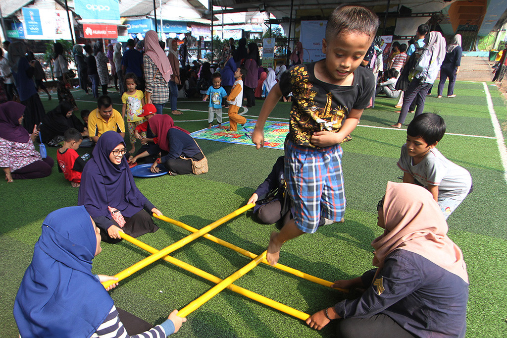 Sejumlah anak dari komunitas permainan tradisional Indonesia bermain tari bambu dalam perayaan Hari Anak Nasional (HAN) 2018 di taman baca masyarakat kolong flyover , Ciputat, Tangerang Selatan, Banten. Antara Foto/Muhammad Iqbal
