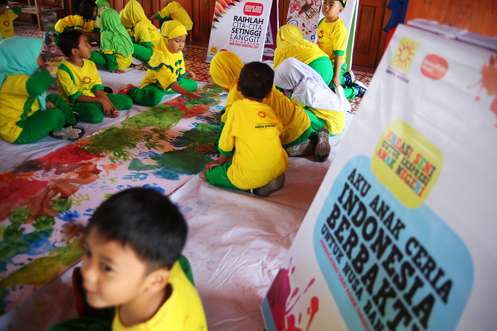 Siswa TK Surya Mentari Solo mewarnai kain dengan cap tangan dalam acara Kreasi Seni Untuk Ekspresi Anak Negeri di Sasono Krido Wargo Mangkubumen, Solo, Jawa Tengah. Antara Foto/Maulana Surya