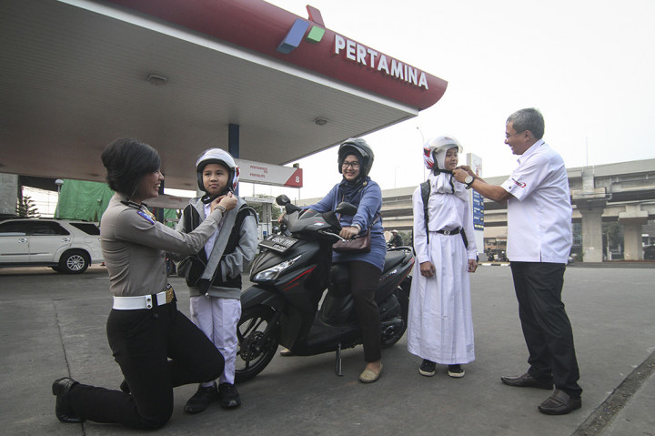 PT Pertamina (Persero) membagikan 500 helm gratis untuk anak–anak dalam rangka memperingati Hari Anak Nasional dengan mengusung tema 