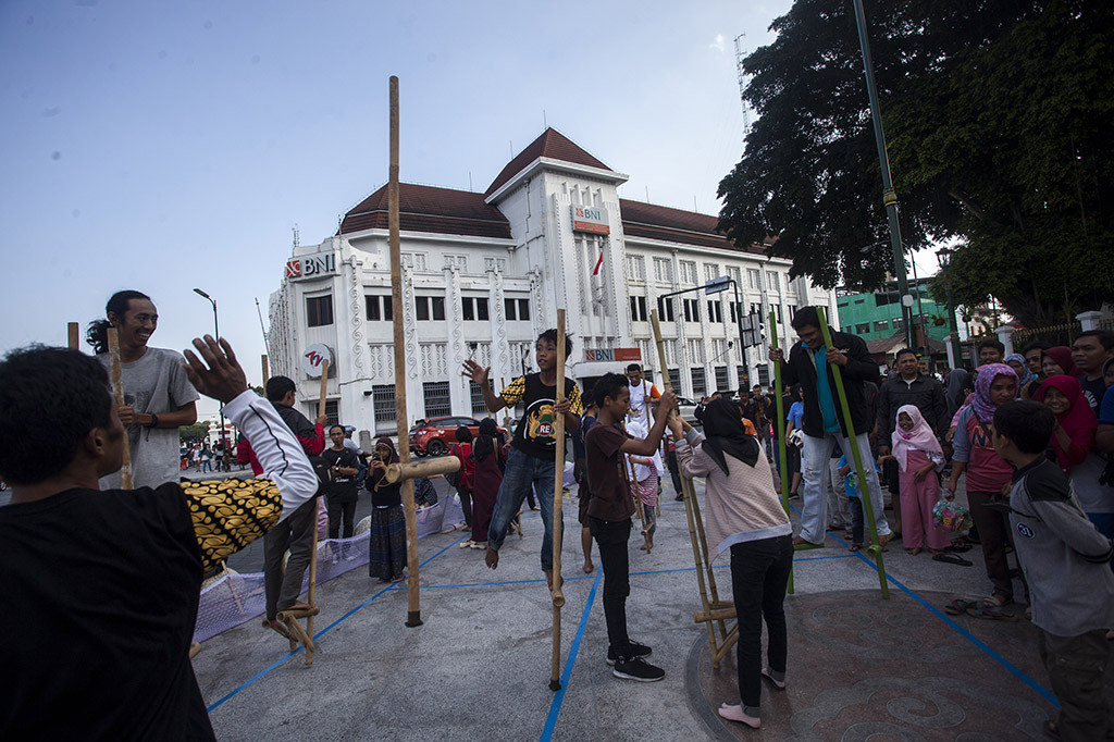 Warga mencoba permainan egrang saat acara Ruang Ekpresi Anak (REKA) #4 di Titik Nol KM Yogyakarta. Acara yang digagas oleh Omah Kreatif Yogyakarta dan menjadi rangkaian Festival Dolanan anak cilik-cilikan itu guna mengenalkan berbagai permainan tradisional Antara Foto/Andreas Fitri Atmoko