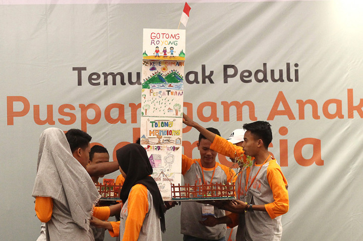 Sejumlah peserta menampilkan karya untuk dipresentasikan saat mengikuti program temu anak peduli 