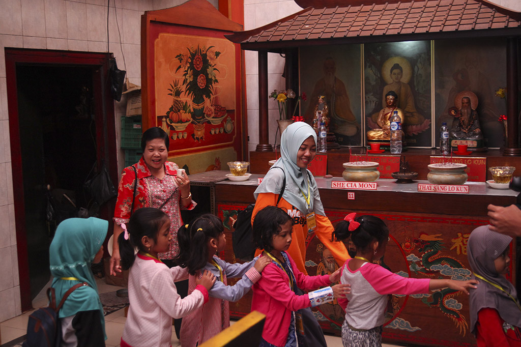 Sejumlah anak mengunjungi Klenteng Tien Kok Sie pada acara Piknik Anak Hebat di Solo, Jawa Tengah. Kegiatan yang diisi dengan mengunjungi tempat-tempat ibadah di Solo tersebut digelar untuk memperingati Hari Anak Nasional sekaligus toleransi keberagaman agama dan kepercayaan di Indonesia. Antara Foto/Maulana Surya