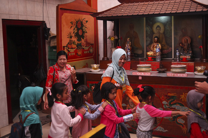 Sejumlah anak mengunjungi Klenteng Tien Kok Sie pada acara Piknik Anak Hebat di Solo, Jawa Tengah. Kegiatan yang diisi dengan mengunjungi tempat-tempat ibadah di Solo tersebut digelar untuk memperingati Hari Anak Nasional sekaligus toleransi keberagaman agama dan kepercayaan di Indonesia. Antara Foto/Maulana Surya