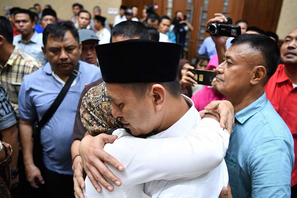 Vonis itu berdasarkan dakwaan primer Pasal 5 Ayat (1) Huruf a Undang-Undang Nomor 31 Tahun 1999 sebagaimana diubah UU No. 20/2001 tentang Pemberantasan Tindak Pidana Korupsi juncto Pasal 55 Ayat (1) ke-1 KUHP jo. Pasal 64 ayat (1) KUHP.