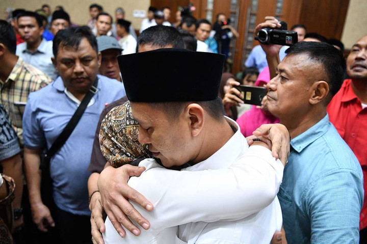 Vonis itu berdasarkan dakwaan primer Pasal 5 Ayat (1) Huruf a Undang-Undang Nomor 31 Tahun 1999 sebagaimana diubah UU No. 20/2001 tentang Pemberantasan Tindak Pidana Korupsi juncto Pasal 55 Ayat (1) ke-1 KUHP jo. Pasal 64 ayat (1) KUHP.