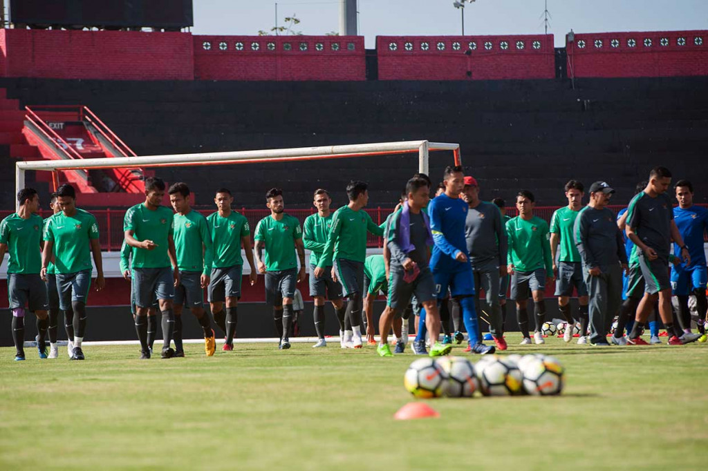 Para pemain Timnas U23 melakukan pemanasan saat kegiatan pemusatan latihan (TC) perdananya di Stadion I Wayan Dipta, Gianyar, Bali, Selasa, 24 Juli 2018. 