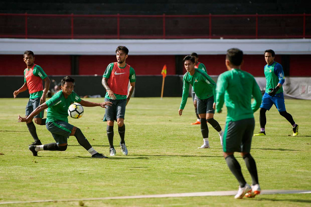 Selain itu, pelatih Luis Milla juga memanggil penyerang timnas U-19 dari Mitra Kukar, Muhammad Rafli Mursalim serta penyerang naturalisasi yang berlaga untuk klub Belanda Almere City Ezra Walian. Pemain lain yang masuk skuat merupakan pemain tenar di timnas U-23 seperti Evan Dimas (Selangor FA), Muhammad Hargianto (Bhayangkara FC) dan Septian David Maulana (Mitra Kukar).
