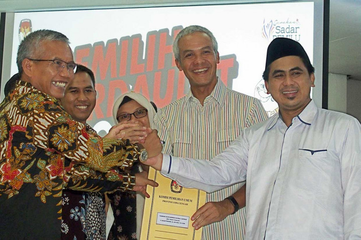 Ketua KPU Jateng Joko Purnomo (kiri) berjabat tangan dengan pasangan calon terpilih Gubernur dan Wakil Gubernur Jateng Ganjar Pranowo (kedua kanan) dan Taj Yasin (kanan), pada rapat pleno terbuka penetapan paslon gubernur dan wakil gubernur terpilih dalam Pilgub Jateng, di Kantor KPU Jateng, di Semarang, Jawa Tengah, Selasa (24/7). Antara Foto/R Rekotomo