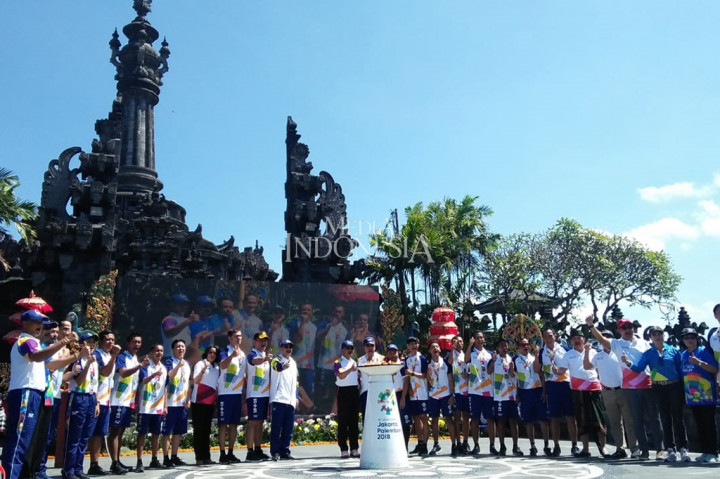 Selain menyertakan dua mantan atlet legendaris Indonesia, Pascal Wimar (voli) dan Ade Rai (binaraga) yang kebagian tugas membawa api obor, juga ada sosok mantan Putri Indonesia, Melanie Putria Dewita Sari, dan Menteri Pariwisata Arief Yahya, dalam acara selebrasi penerimaan obor yang berpusat di Monumen Bajra Sandhi, Denpasar. MI/Arnold Dhae
