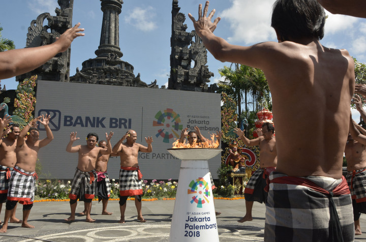 Monumen Bajra Sandhi juga disesaki ribuan orang, yang ingin melihat acara serah terima obor sebelum nanti dibawa ke Nusa Tenggara Barat (NTB) keesokan harinya. Selama semalam api obor akan diinapkan di Garuda Wisnu Kencana (GWK). Antara Foto/Fikri Yusuf