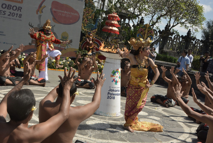 Acara selebrasi penerimaan obor diramaikan acara berbau tradisional seperti aktraksi tari kecak, barongsai, cheerleader, juggling, hingga flash dance mob yang melibatkan polisi-polisi muda. Prosesi penyerahan api obor jadi pesta rakyat bagi masyarakat Pulau Dewata. Antara Foto/Fikri Yusuf
