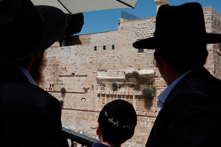 Pemerintah Yerusalem membatasi akses ke Tembok Ratapan setelah batu seberat 100 kilogram terlepas dari lubang dan jatuh di dekat seorang wanita yang tengah berdoa, Senin, 23 Juli 2018.