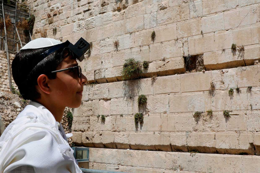 Insiden itu terjadi di bagian yang jarang dikunjungi, di mana laki-laki dan perempuan diizinkan untuk berdoa bersama, yang bertentangan dengan ajaran Yahudi Ortodoks.