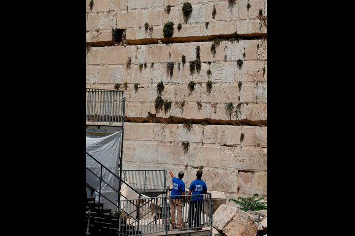 Wali Kota Yerusalem menyatakan tempat tersebut berbahaya dan menutupnya untuk publik sambil menunggu pemeriksaan lebih lanjut.
