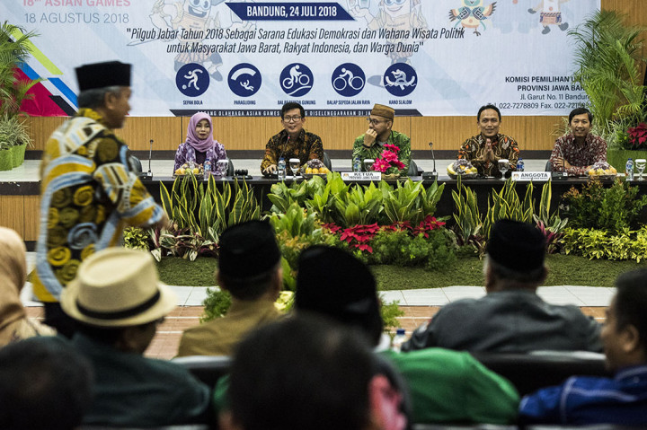 Ketua KPU Jabar Yayat Hidayat (ketiga kiri) bersama jajaran Komisioner KPU Jabar memimpin rapat pleno terbuka Penetapan Pasangan Calon Terpilih pada Pilgub Jabar 2018 di Bandung, Jawa Barat.
