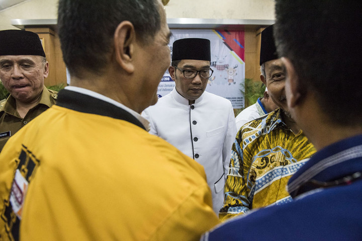 Pasangan Rindu turut hadir dalam acara penetapan. Sementara, pasangan Asyik (Sudrajat-Ahmad Syaikhu) hanya diwakili Ahmad Syaikhu dan dua orang tim pemenang menyusul.
