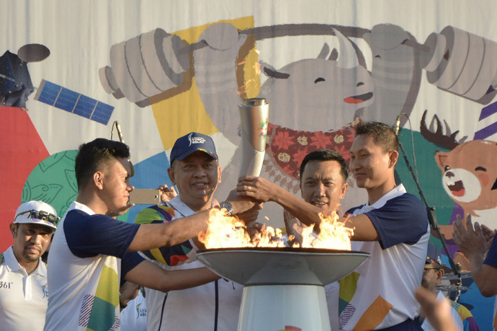 Api obor Asian Games 2018 tiba di GWK sekitar pukul 17.20 WITA. Api obor dibawa Direktur Enterprise & Business Service PT Telkom Indonesia dan diserahkan kepada Ketua DPR RI Bambang Soesatyo.