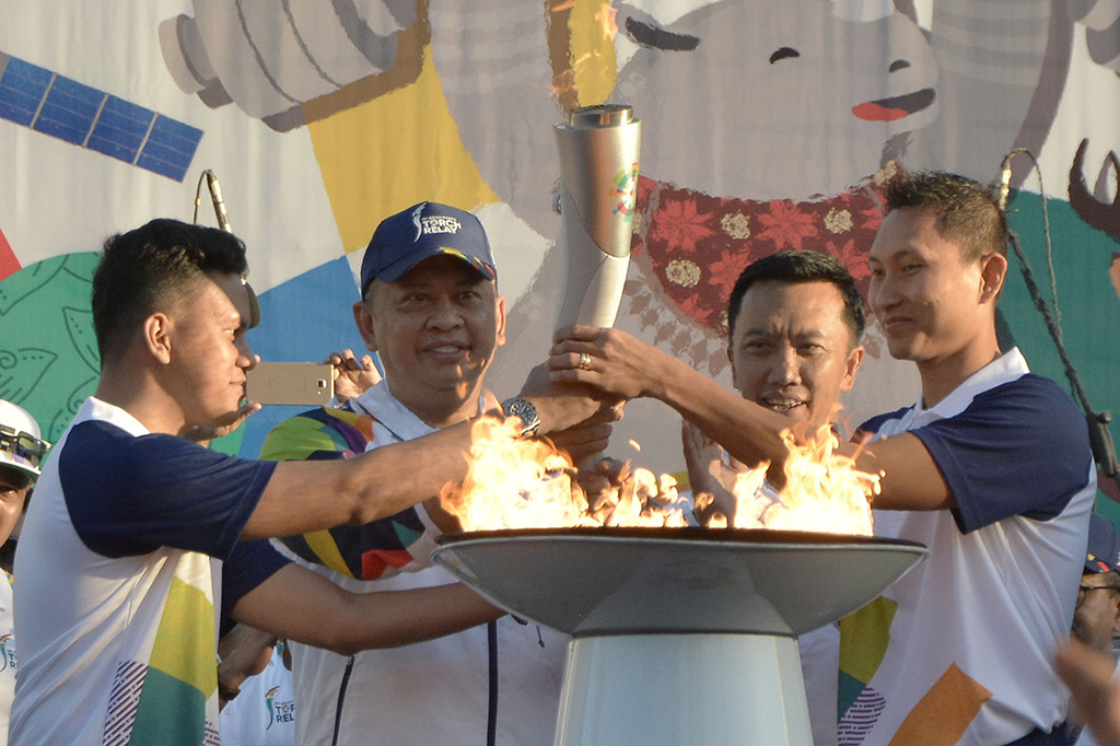 Vokalis Padi Reborn Fadly menghibur penggemarnya saat tampil dalam rangkaian kegiatan pawai obor (torch relay) Asian Games 2018 di kawasan Garuda Wisnu Kencana (GWK), Badung, Bali. Dalam penampilan tersebut, Padi Reborn membawakan sejumlah lagu diantaranya, Sang Penghibur, Menanti Sebuah Jawaban dan Kasih tak Sampai.
