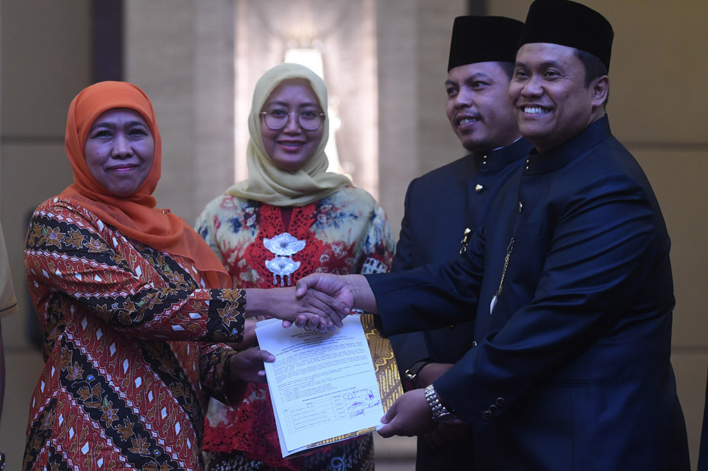 Gubernur Jawa Timur terpilih Khofifah Indar Parawansa (kiri) menerima berita acara dari Ketua KPU Jatim Eko Sasmito (kanan) saat rapat pleno terbuka penetapan pasangan calon terpilih pada Pilgub Jawa Timur 2018 di Surabaya, Jawa Timur.