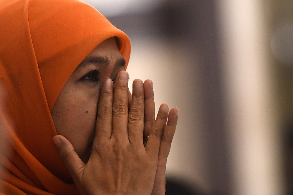 Khofifah datang ke rapat pleno tanpa ditemani wakilnya emil Dardak yang berhalangan hadir karena sedang berada di luar negeri.