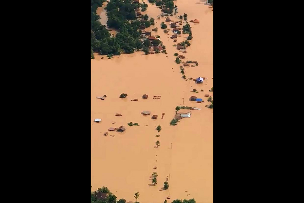 Pemandangan udara memperlihatkan puluhan rumah terendam banjir setelah sebuah bendungan di Laos Jebol, Senin, 23 Juli 2018 malam sekitar pukul 20.00 waktu setempat.
