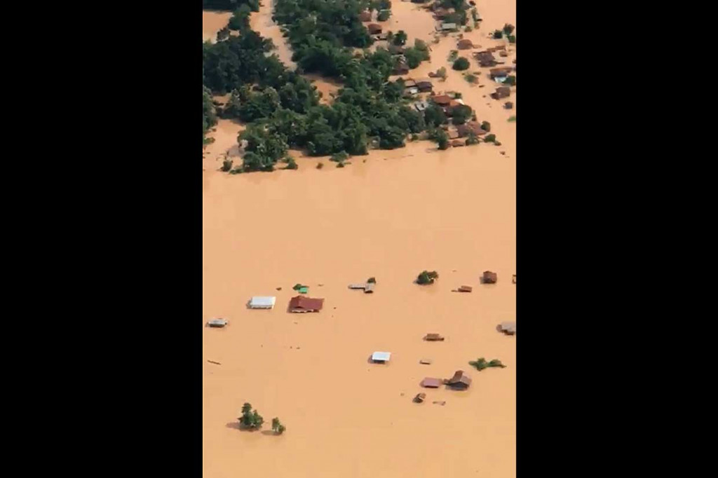 Bendungan yang berada di dekat perbatasan dengan Kamboja jebol setelah hujan lebat mengguyur wilayah tersebut, melepaskan lima miliar meter kubik air atau setara dengan 2 juta kolam renang olimpiade.