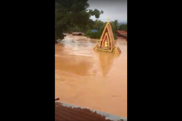 Bencana itu mengakibatkan ratusan orang hilang, beberapa tewas dan lebih dari 6.600 orang kehilangan tempat tinggal.