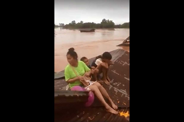 Perusahaan pembangun bendungan itu mengatakan hujan deras dan banjir menjadi pemicu jebolnya bendungan tersebut dan mereka bekerja sama dengan pemerintah Laos untuk membantu menyelamatkan warga desa di dekat bendungan itu.