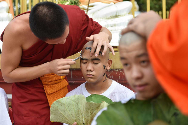 Anak-anak tersebut akan ditahbiskan sebagai calon biksu dan tinggal di wihara berbeda selama sembilan hari ke depan.