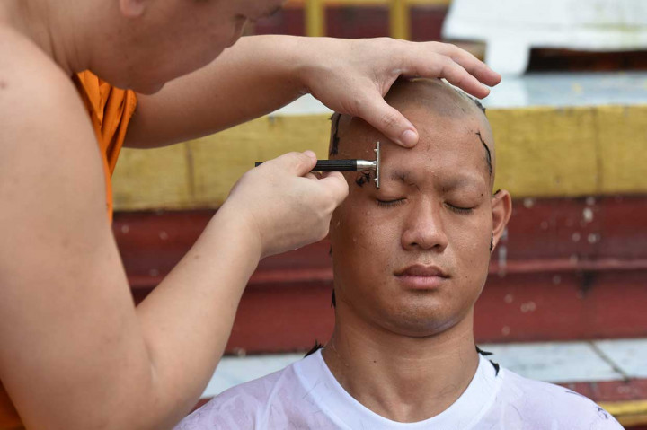 Sementara itu sang pelatih Ekkapol Chantawong akan ditahbiskan menjadi biksu. Ekkapol sebelumnya memang pernah menjadi biksu.