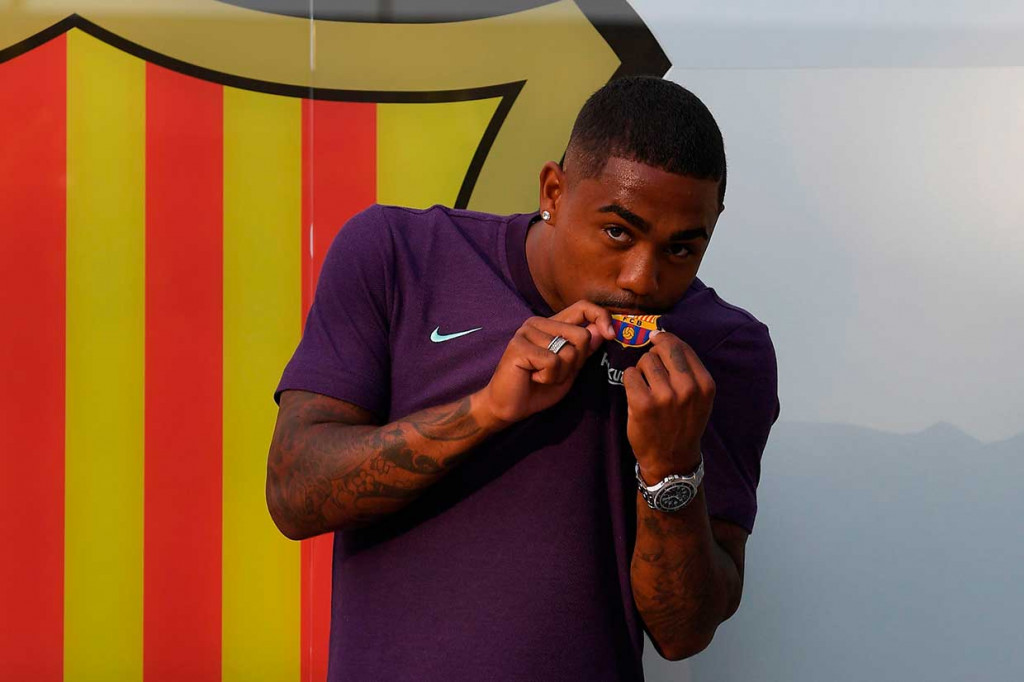 Malcom Filipe Silva de Oliveira awalnya diperkirakan akan bergabung dengan klub Italia AS Roma, yang pada Senin, 23 Juli mengumumkan telah mencapai kesepakatan dengan Bordeaux. Namun 11 jam kemudian tawaran dari sang juara Spanyol mengubah pikiran pemain 21 tahun tersebut.