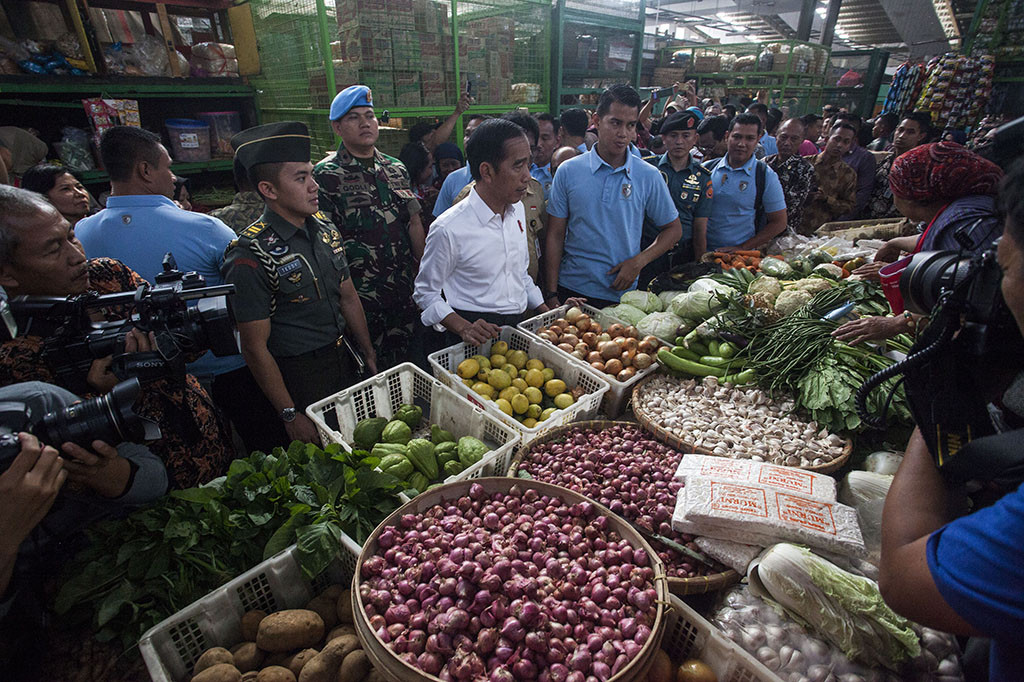 Presiden Joko Widodo berdialog dengan pedagang saat blusukan di Pasar Tradisional Krangan, Yogyakarta. Antara Foto/Andreas Fitri Atmoko
