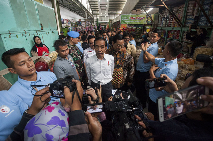 Di sela-sela blusukannya, Jokowi menegaskan pemerintah berkomitmen menata pasar-pasar tradisional agar bisa bersaing dengan toko ritel modern. Antara Foto/Andreas Fitri Atmoko