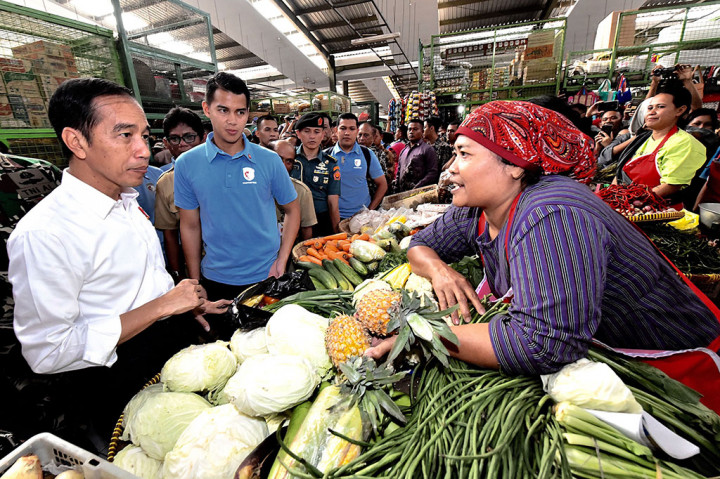 Selain meninjau pasar dan menyapa warga, Jokowi juga turut memanfaatkan momen itu untuk berbelanja. Antara Foto/Setpres-Agus Suparto
