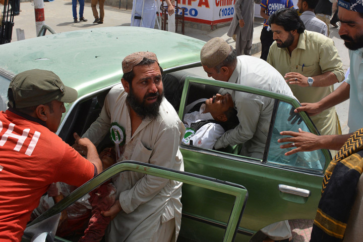 Sebanyak 30 orang dilaporkan tewas dan puluhan lainnya terluka dalam insiden yang menodai pemilu Pakistan tersebut.