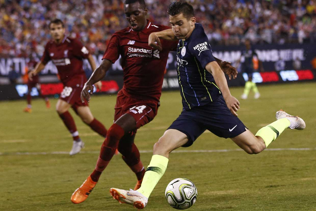 Jual beli serangan terjadi sejak awal laga, namun hingga jeda kedudukan masih 0-0. 