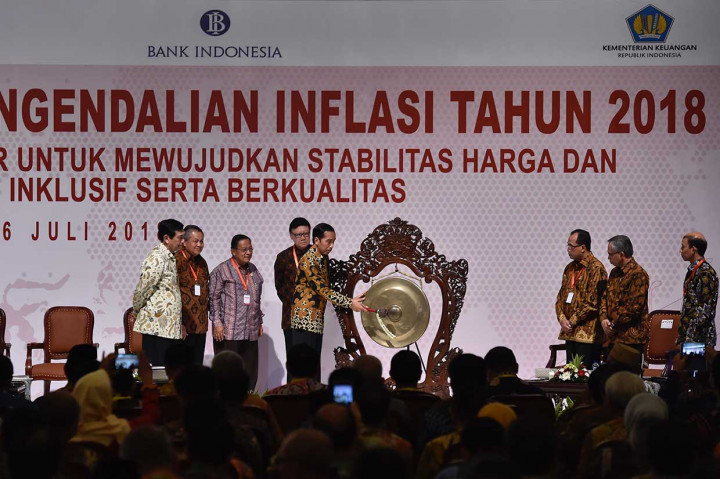 Kepala Negara meminta kepada kepala daerah tidak perlu melakukan pembicaraan berpanjang lebar jika menyangkut investasi berorientasi ekspor dan substitusi impor. 