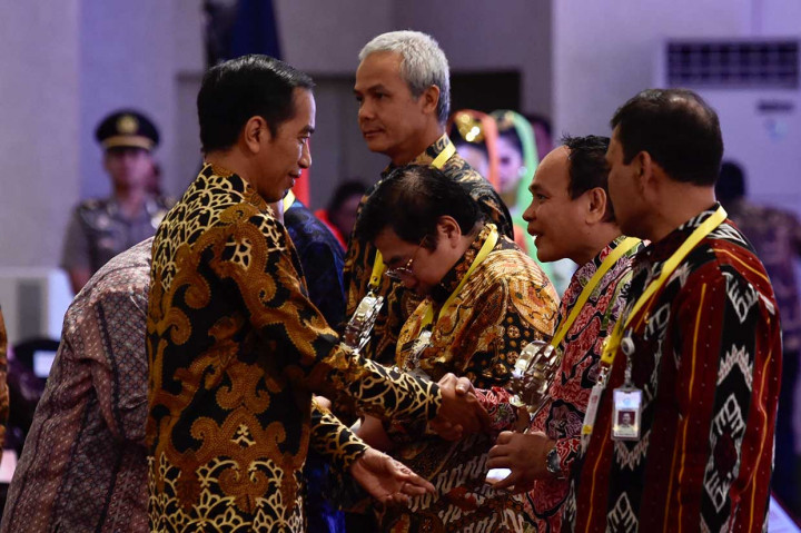 Menurut Jokowi, jika Indonesia sudah surplus neraca transaksi berjalan dan neraca perdagangannya, maka kalau ada gejolak global, Indonesia tidak akan terdampak. 