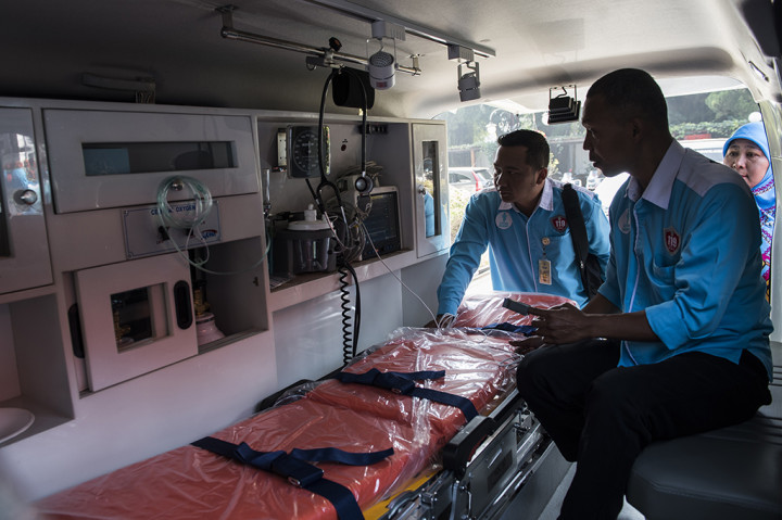 Satu unit ambulans yang dilengkapi ruang ICU mini. 