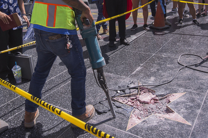 Bintang di Walk of Fame Hollywood atas nama Presiden AS Donald Trump yang dirusak di Los Angeles. Perusakan itu dilakukan seorang pria menggunakan kapak.


