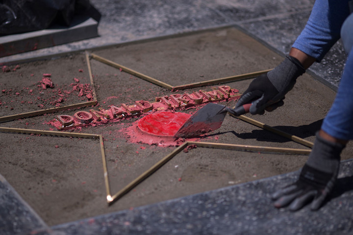 Saat ini bintang Hollywood Walk of Fame Presiden Amerika Serikat (AS) Donald Trump sedang diperbaiki. Ini bukan yang pertama kalinya, Perbuatan serupa pernah terjadii sejak Trump terpilih sebagai Presiden 2016 silam.

