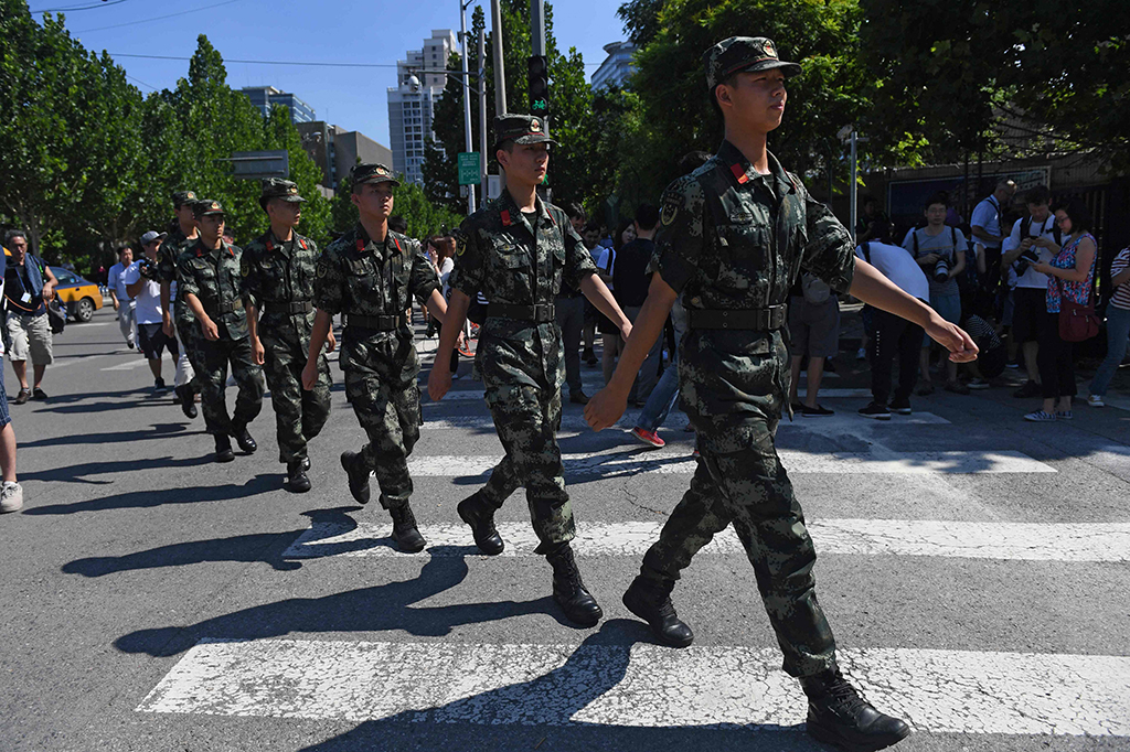 Situasi di luar Kedubes AS di Beijing usai ledakan.