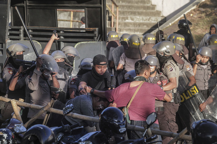 Bentrokan terjadi di Stadion Sultan Agung Bantul saat pertandingan Divisi Dua liga Indonesia antara PSIM Yogyakarta melawan PSS Sleman.