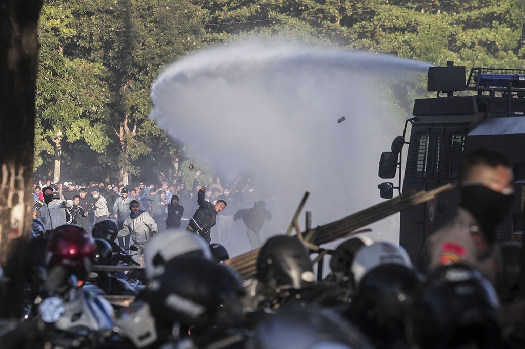 Berniat untuk meredakan ketegangan, pihak kepolisian justru mendapat lemparan batu dari kelompok massa. Akibatnya, polisi langsung mengeluarkan tembakan peringatan dan gas air mata.