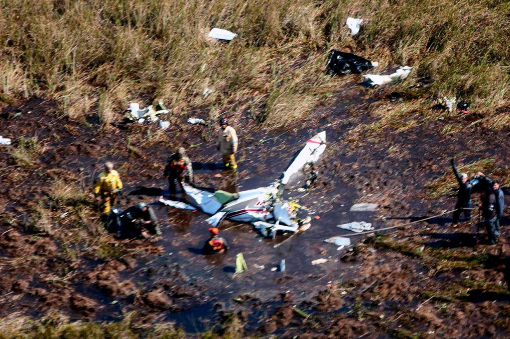 Gambar yang dirilis oleh Paraguay's Grupo La Nacion, menunjukkan puing-puing pesawat ringan Beechcraft Baron bermesin ganda yang jatuh di dekat bandara di Ayolas, Paraguay.