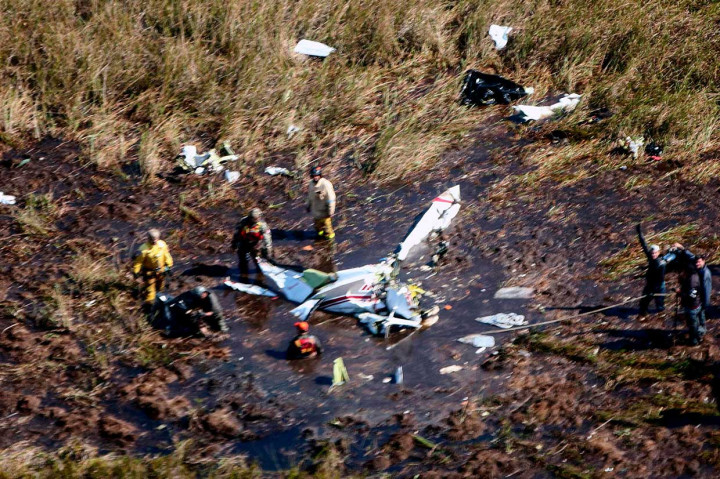 Gambar yang dirilis oleh Paraguay's Grupo La Nacion, menunjukkan puing-puing pesawat ringan Beechcraft Baron bermesin ganda yang jatuh di dekat bandara di Ayolas, Paraguay.