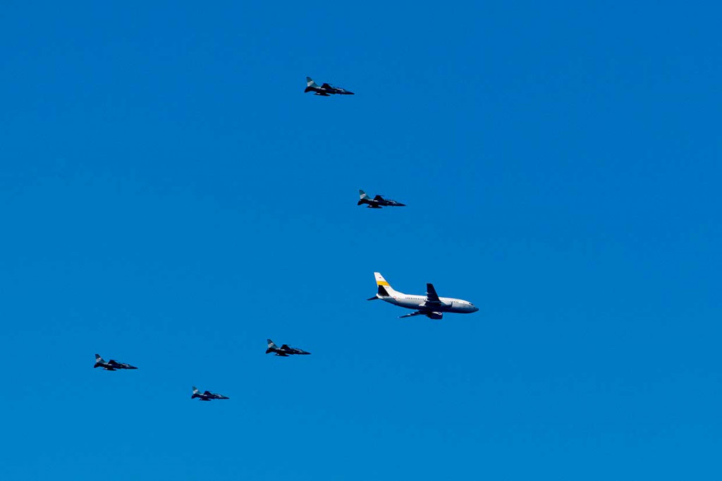 Dengan pengawalan lima pesawat T50i, pesawat Boeing 737-500 TNI-AU yang membawa api obor Asian Games 2018 dari Stadion Nasional Dhyan Chand, New Delhi, India, tiba di Lanud Adistjipto, Kabupaten Sleman, DI Yogyakarta.