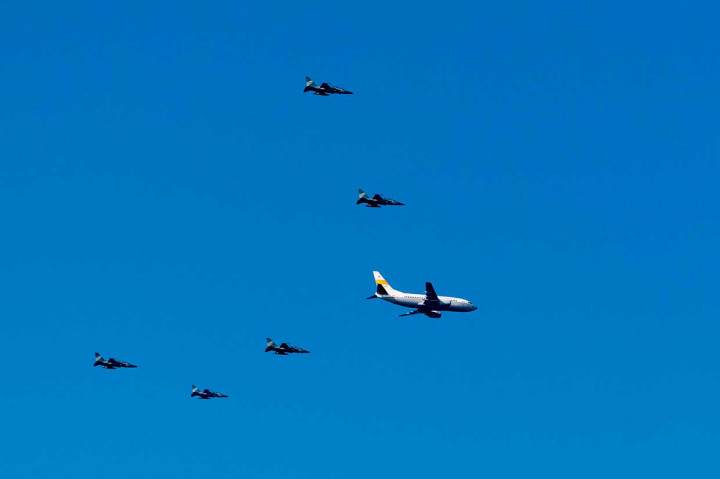 Dengan pengawalan lima pesawat T50i, pesawat Boeing 737-500 TNI-AU yang membawa api obor Asian Games 2018 dari Stadion Nasional Dhyan Chand, New Delhi, India, tiba di Lanud Adistjipto, Kabupaten Sleman, DI Yogyakarta.